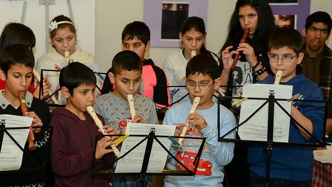 Viele Kinder spielen Flöte.