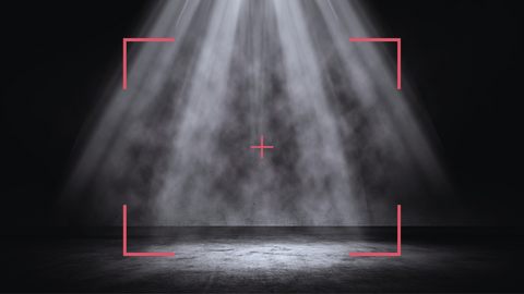 Strahlen leuchten von oben in einen dunklen Raum. Ein Rotes Viereck markiert den Fokus des Bildes.