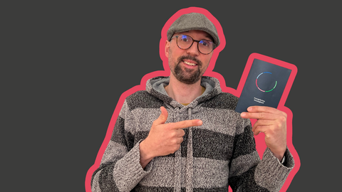 Carsten Hauptmann zeigt auf ein neues Gesangbuch