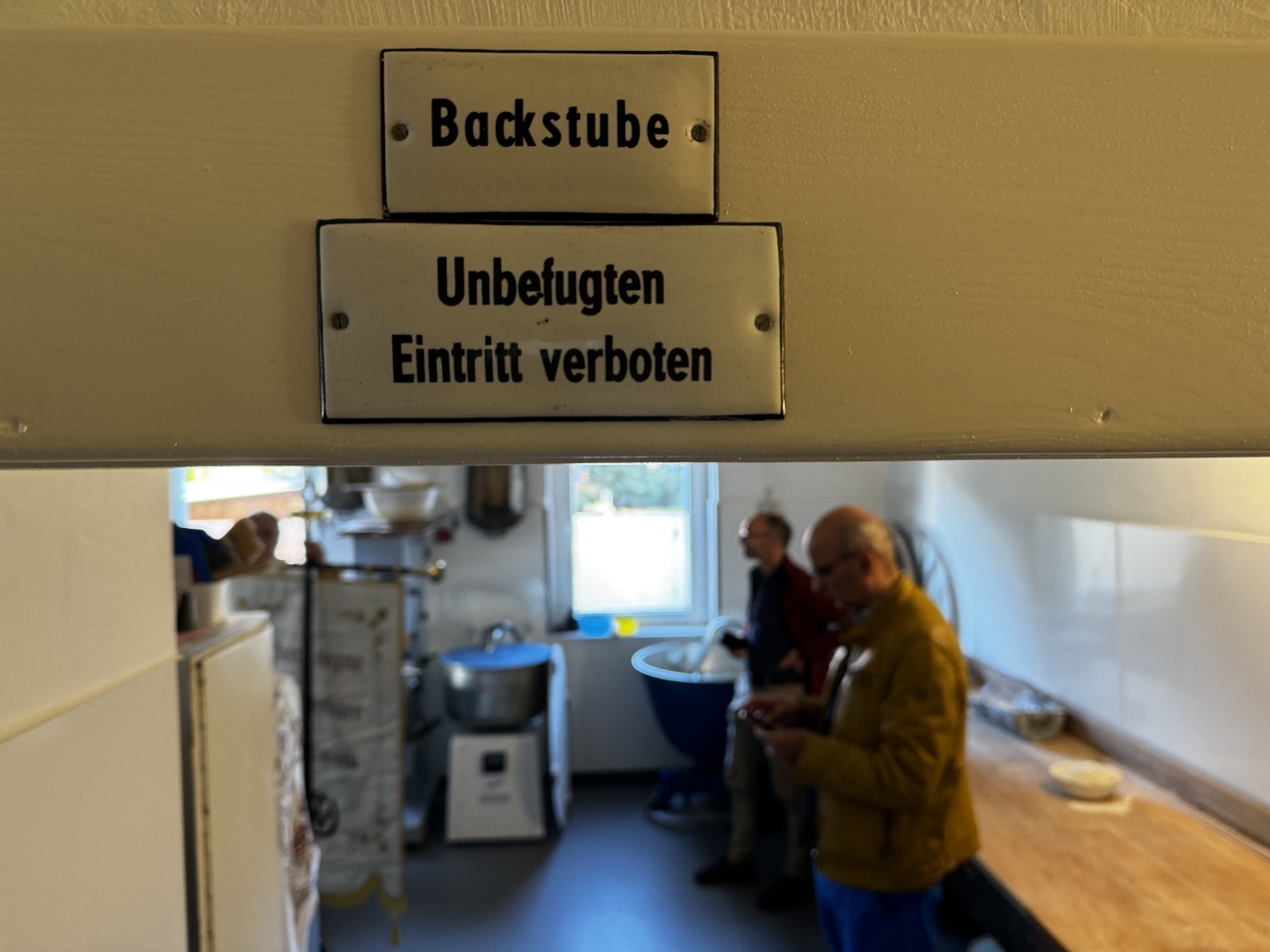 Schild an der Tür zur Backstube "Unbefugten ist der Zutritt verboten"