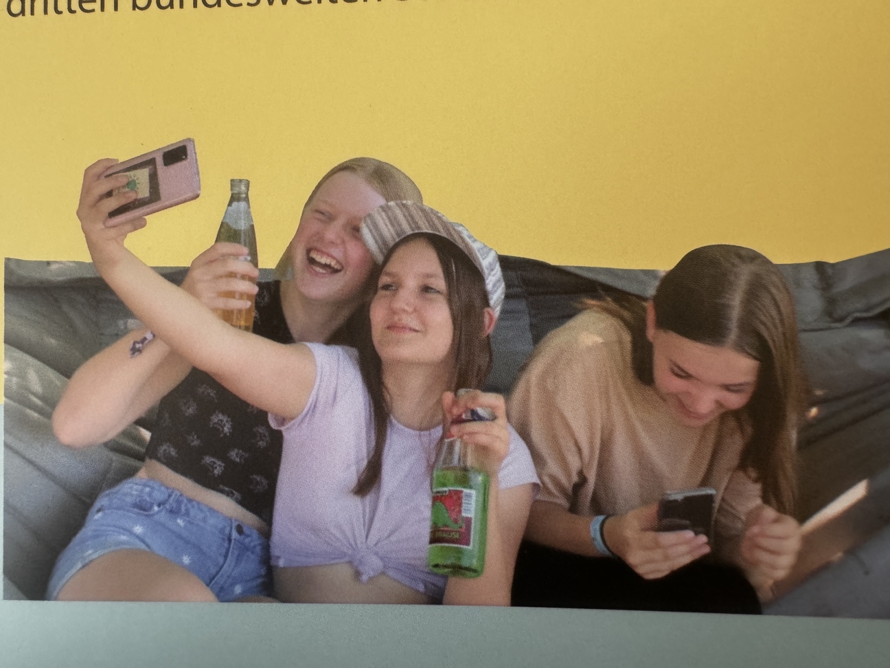 Bild des Covers - Jugendliche sitzen auf einem Sofa und machen ein Selfie.